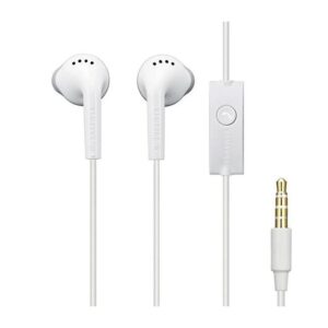 Auriculares blancos Samsung con control de micrófono integrado y conector jack de 3.5 mm sobre fondo blanco.