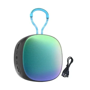 Parlante Bluetooth portátil redondo con luz LED degradada, asa de transporte azul y cable de carga USB.