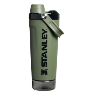 Vaso térmico Stanley color verde oliva con tapa negra, asa lateral y logo de la marca impreso en vertical.