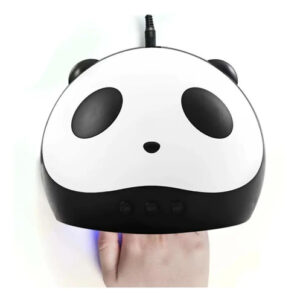 Cabina de secado de uñas con diseño de oso panda y mano debajo emitiendo luz azul.