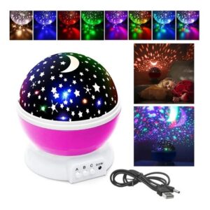 Velador esférico color rosa que proyecta estrellas y luna en el techo, incluye cable USB y botones de control.