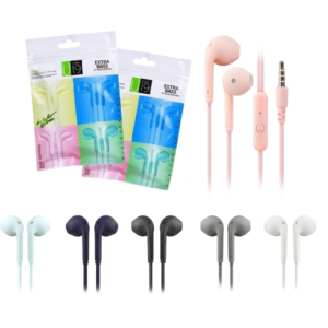 Auriculares U19 con cable en diversos colores y sus empaques originales con la etiqueta Extra Bass.