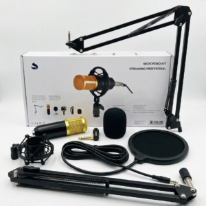 Kit de micrófono condensador SUONO con brazo articulado, soporte, filtro antipop y cables sobre fondo blanco.