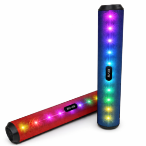 Dos parlantes Bluetooth cilíndricos, uno rojo y otro azul, con luces LED multicolores encendidas.