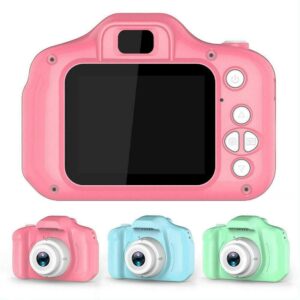 Vista posterior de una cámara digital rosa para niños junto a tres cámaras frontales en rosa, azul y verde claro.