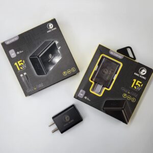 Cargador rápido King Kong de 15W con cable Tipo C, mostrado con sus cajas de empaque negro y detalles amarillos.