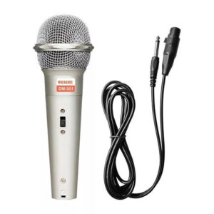 Micrófono de mano color plata modelo Weisre DM-501 con su cable de conexión negro incluido.