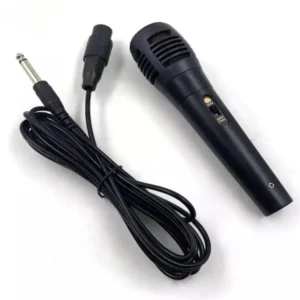 Micrófono dinámico de mano color negro con cable de audio conectado sobre fondo blanco.