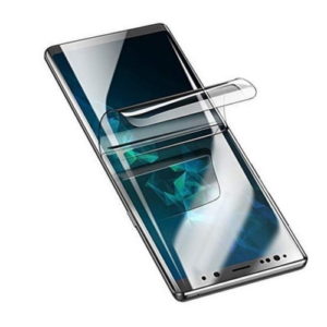 Smartphone con una lámina de protector de pantalla de hidrogel transparente siendo aplicada sobre la superficie.