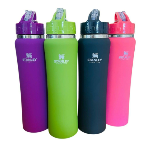 Cuatro botellas térmicas Stanley de 750ml en colores púrpura, verde neón, negro y rosa sobre fondo blanco.