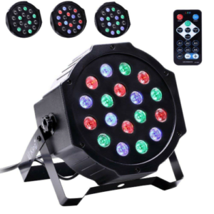 Foco LED RGB para iluminación de eventos con control remoto y soporte ajustable sobre fondo blanco.