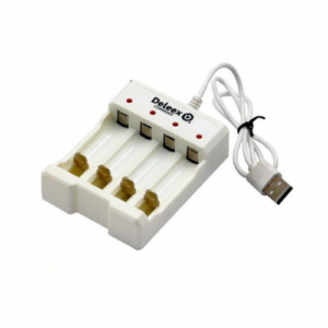 Cargador de baterías blanco Deleex con cuatro ranuras de carga y cable conector USB incluido sobre fondo blanco.