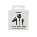 Caja de venta de auriculares Samsung negros con conector USB-C sobre fondo gris claro.