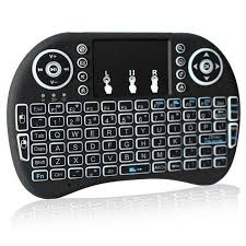 Teclado inalámbrico negro de mano con panel táctil y botones multimedia integrados sobre fondo blanco.
