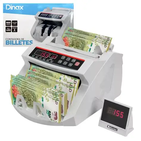 Contadora de billetes Dinax de color gris con pantalla digital y fajos de dinero en el compartimento.
