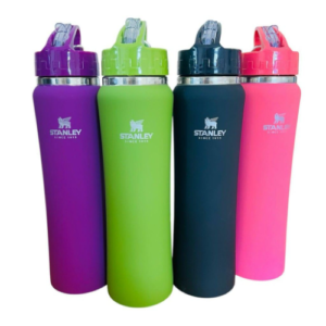Cuatro botellas térmicas Stanley Maxer de 500ml en colores morado, verde lima, negro y rosa sobre fondo blanco.