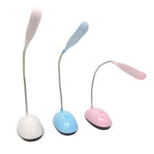 Tres mini lámparas LED de escritorio con cuello flexible en colores blanco, azul y rosa.