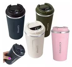 Colección de cuatro vasos térmicos de colores con tapa y pantalla LED digital que indica la temperatura.