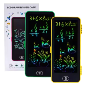 Tres pizarras digitales LCD con estuche, mostrando dibujos coloridos y operaciones matemáticas sobre fondo negro.