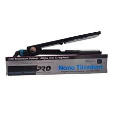 Plancha de pelo Nano Titanium Pro con ajuste de temperatura LED sobre su caja de empaque original.