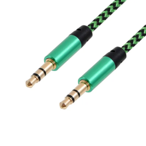 Cable auxiliar de 3.5mm con conectores metálicos verdes y cable trenzado verde y negro sobre fondo blanco.