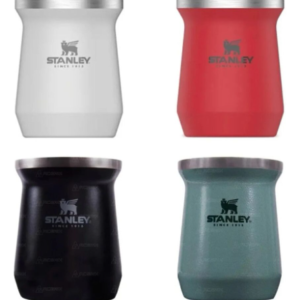 Cuatro mates Stanley de 180ml en colores blanco, rojo, negro y verde sobre fondo blanco.