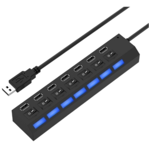 Hub USB negro de 7 puertos con interruptores individuales e indicadores LED azules, visto en ángulo sobre fondo blanco.