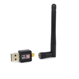 Adaptador USB Wi-Fi inalámbrico con antena externa desmontable sobre fondo blanco.