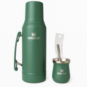 Set de mate Stanley verde compuesto por termo de 1.2 litros y mate de 140 ml con bombilla en su empaque original.