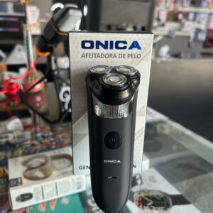 Rasuradora eléctrica Onica de tres cabezales frente a su caja de empaque en una tienda de tecnología.