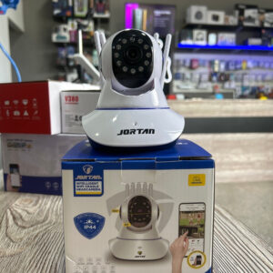 Cámara de seguridad Wi-Fi Jortan blanca sobre su caja de empaque en una tienda de tecnología.