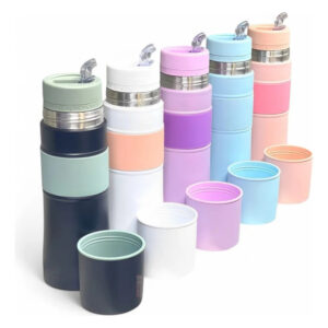 Variedad de mates listos de 700ml en distintos colores pasteles con tapas y vasos térmicos a juego sobre fondo blanco.