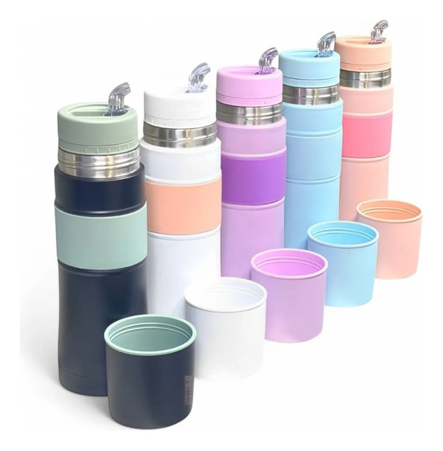 Variedad de mates listos de 700ml en distintos colores pasteles con tapas y vasos térmicos a juego sobre fondo blanco.