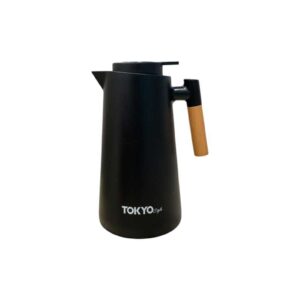 Jarra térmica de 1 litro color negro mate con mango de madera clara y logotipo Tokyo Style, vista frontal.