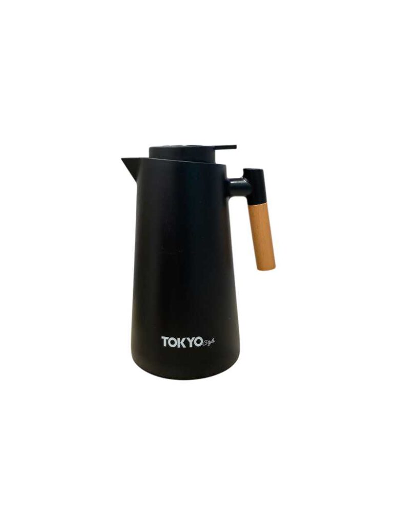 Jarra térmica de 1 litro color negro mate con mango de madera clara y logotipo Tokyo Style, vista frontal.