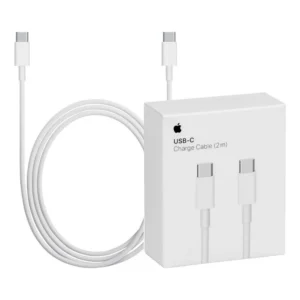 Cable de carga Apple USB-C blanco de 2 metros junto a su caja de embalaje sobre fondo blanco.