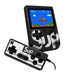 Consola de juegos portátil negra Sup junto a su mando, mostrando un videojuego clásico de plataformas en pantalla.
