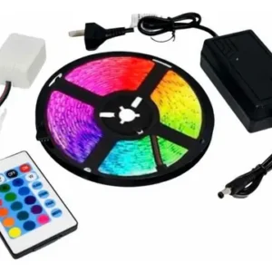 Rollo de tira LED RGB, mando a distancia, transformador y receptor sobre fondo blanco.