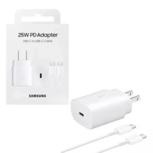 Cargador de pared Samsung de 25W con conector USB-C y cable de carga blanco sobre fondo neutro.