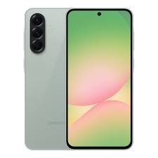 Smartphone de color verde claro visto de frente y de espaldas con un sistema de tres cámaras verticales.